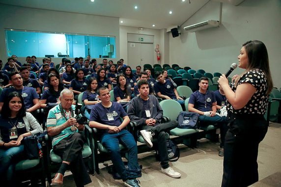 Joana Darc compartilha experiência com alunos do Parlamento Jovem