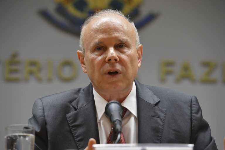 Mantega vira réu na Justiça Federal por fraudes de R$ 8 bi no BNDES