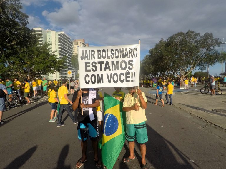 Manifestação na Ponta Negra reúne 10 mil pessoas