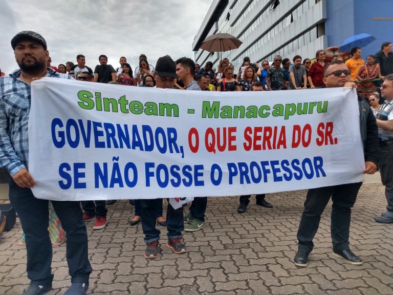 Profissionais da Educação fazem protesto contra reajuste de 4,73%
