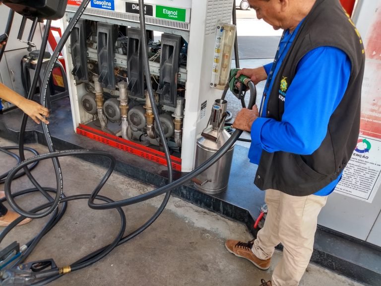Postos são autuados por preço abusivo da gasolina