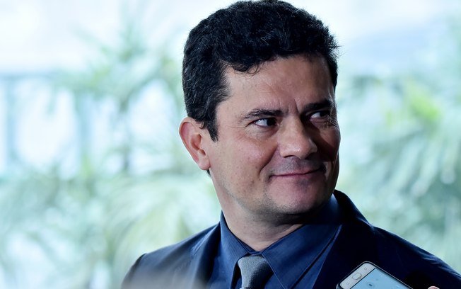 Moro assina medida que facilita deportação de estrangeiros