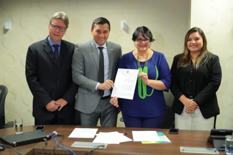 Joana Darc (PL) firma compromisso para fomentar Programa Criança Protegida no Amazonas