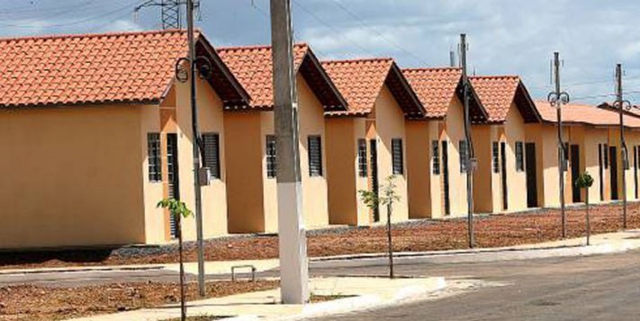 Prefeito assina novos contratos para construção de moradias populares na capital