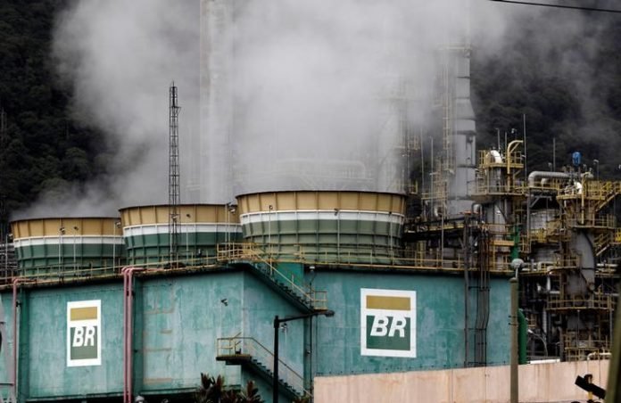 Fumaça sainda de tanques da Petrobras na refinaria de Presidente Bernardes em Cubatão, Brasil