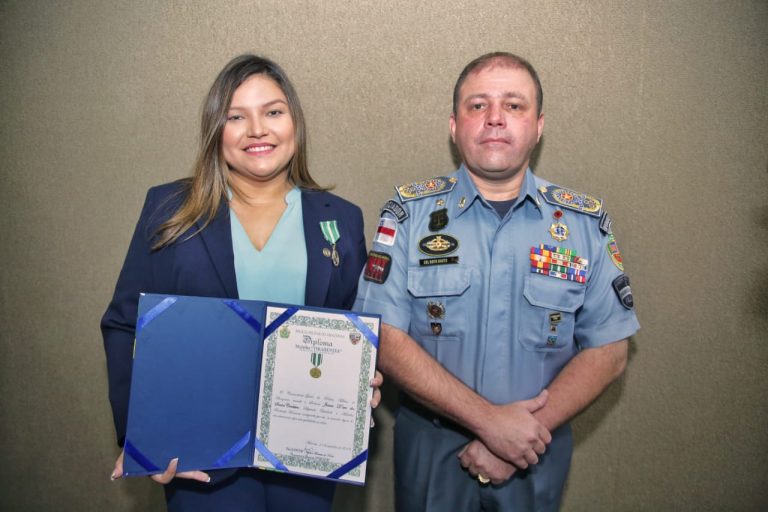 Joana Darc (PL) recebe medalha Tiradentes da Polícia Militar do Amazonas