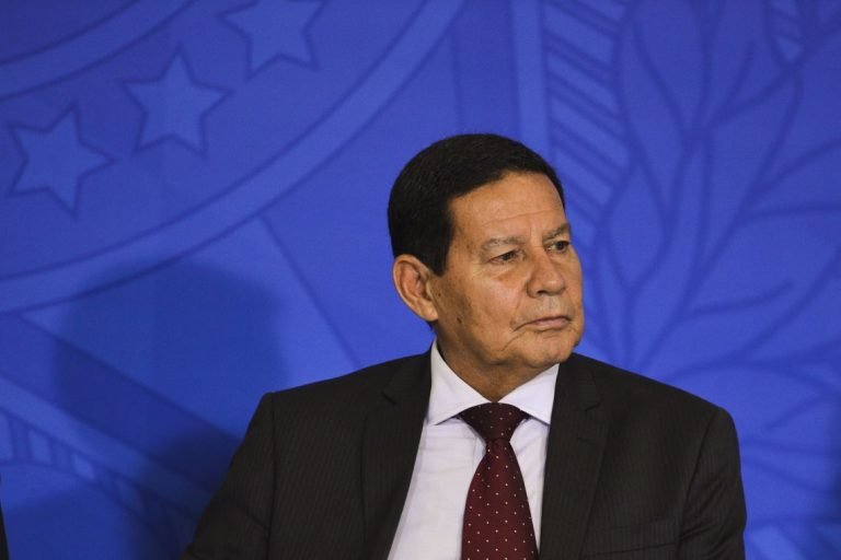 Mourão entra em isolamento após contato com servidor com coronavírus