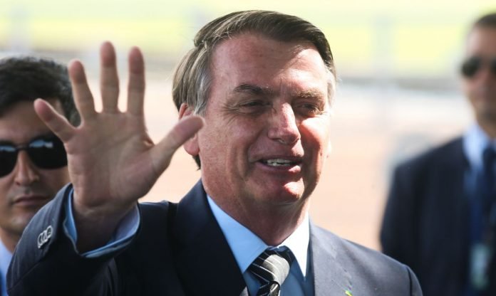 O presidente Jair Bolsonaro conversa com turistas no Palácio da Alvorada.