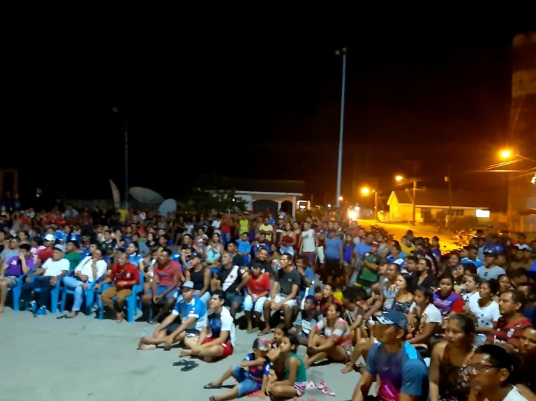 Prefeitura de Amaturá reúne centenas de pessoas em praça para assistir jogo da seleção de futsal do município