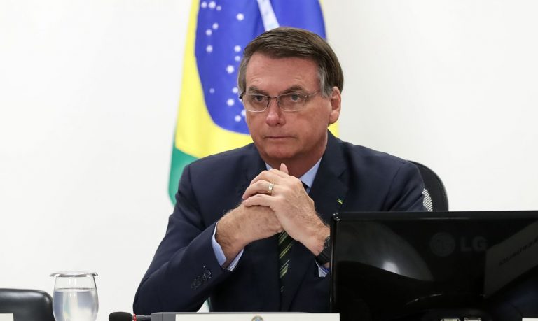 Balança mas não cai: Bolsonaro desiste de exonerar Mandetta, ao menos por ora