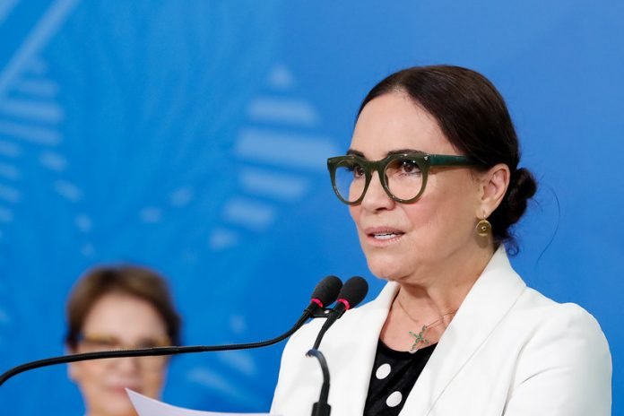 regina_duarte Regina Duarte teme ser dispensada por bolsonaro