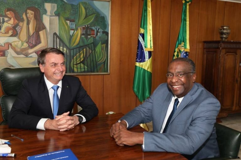 Bolsonaro anuncia Carlos Decotelli como novo Ministro da Educação