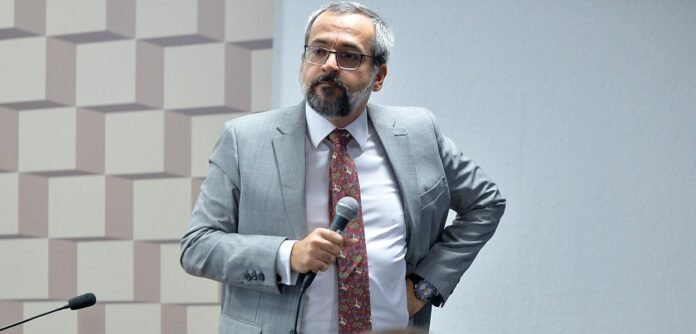Foto: Internet adms querem suspensão de Abraham