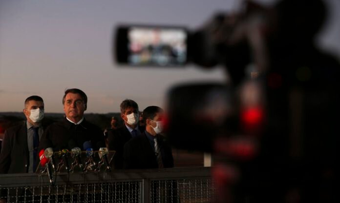 260520o_presidente_jair_bolsonaro_cumprimenta_populares_e_fala_a_imprensa_no_palacio_da_alvorada_3216