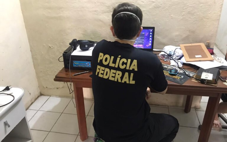 PF faz operação que mira suspeitos de divulgar dados de Bolsonaro
