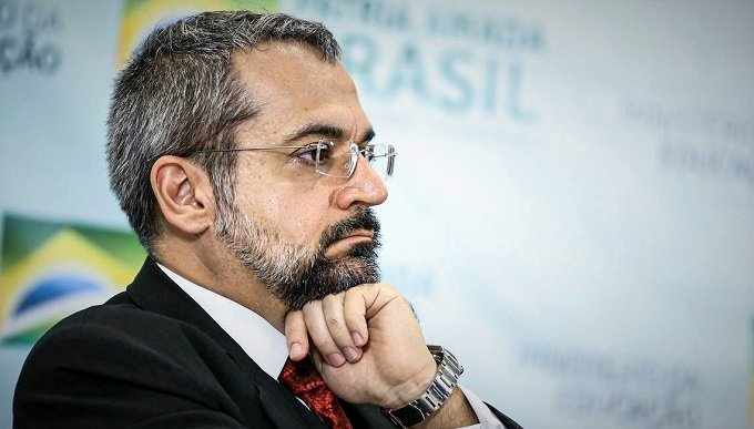 Ministro Educação exonerado