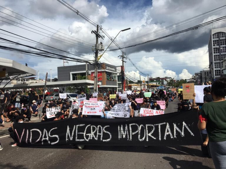 Ato contra Bolsonaro reúne manifestantes em Manaus