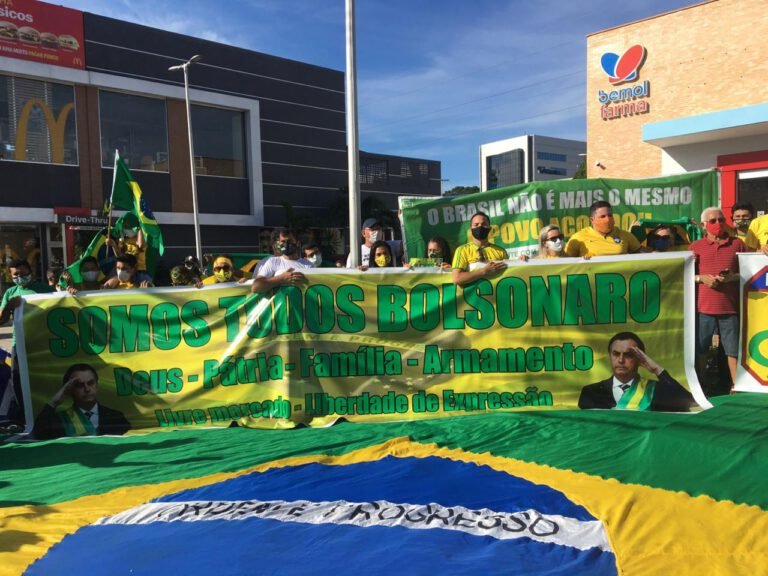 Ato de apoio a Bolsonaro reúne manifestantes em Manaus