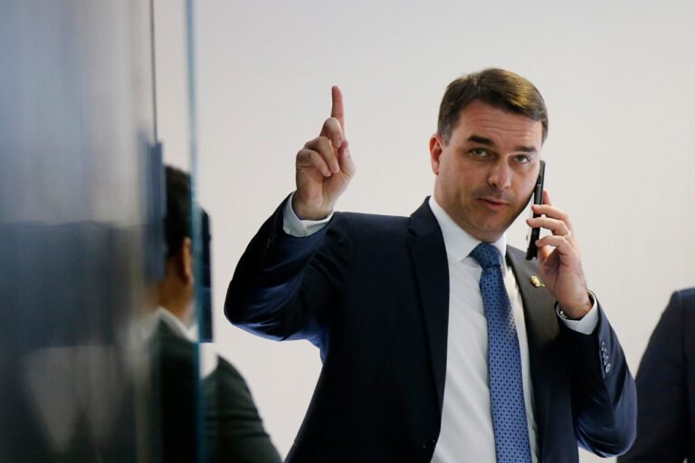 Ex-advogado de Sérgio Cabral assume defesa de Flávio Bolsonaro