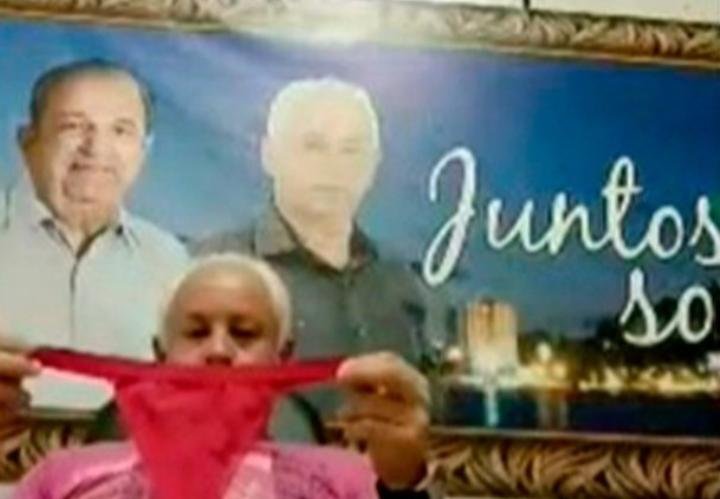 Vereador esquece câmera ligada e é flagrado cheirando calcinha; Assista