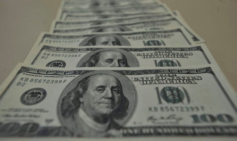 Dolar dispara