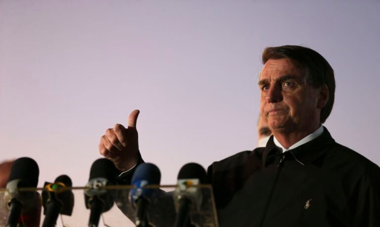 Bolsonaro faz novo teste de covid-19 e aguarda resultado