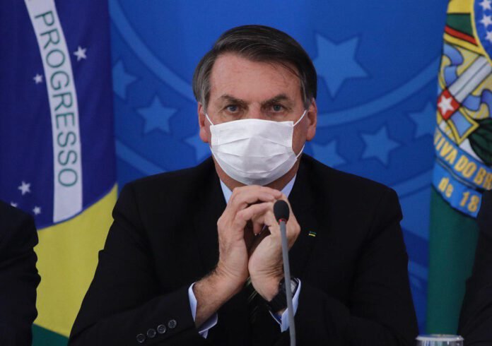 Foto: Internet Bolsonaro testa positivo pra covid-19