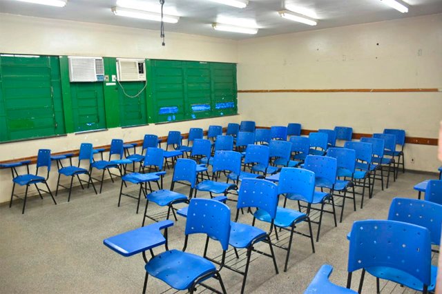 Governo decide que aulas presenciais devem voltar no dia 10