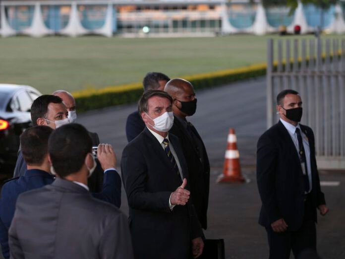 Bolsonaro na frete do Alvorada