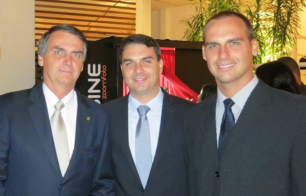 Jair Bolsonaro e seus filhos