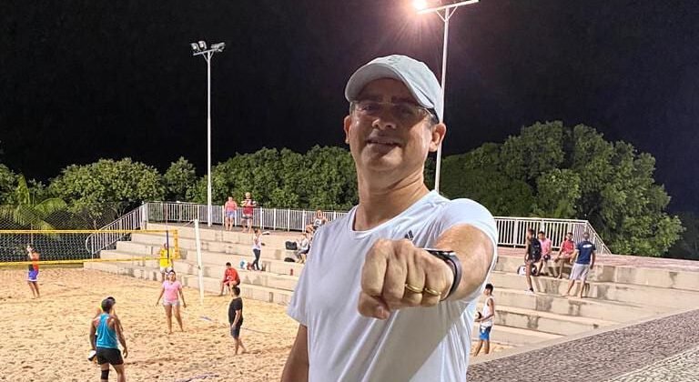 David Almeida descumpre lei municipal e é visto sem máscara na Ponta Negra