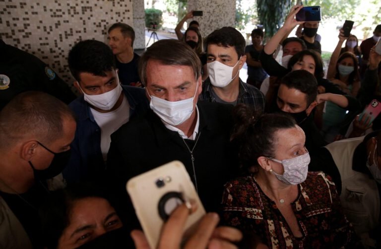 Bolsonaro diz a repórter: ‘Vontade de encher sua boca de porrada’