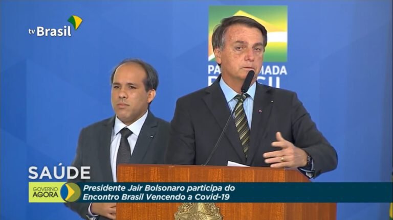 Bolsonaro rebate ataques da mídia e diz que jornalista ‘bundão’ tem menos chances vencer a Covid-19