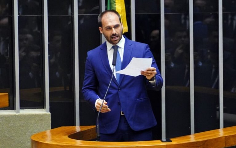 Eduardo Bolsonaro retoma projeto que prevê castração química para estupradores