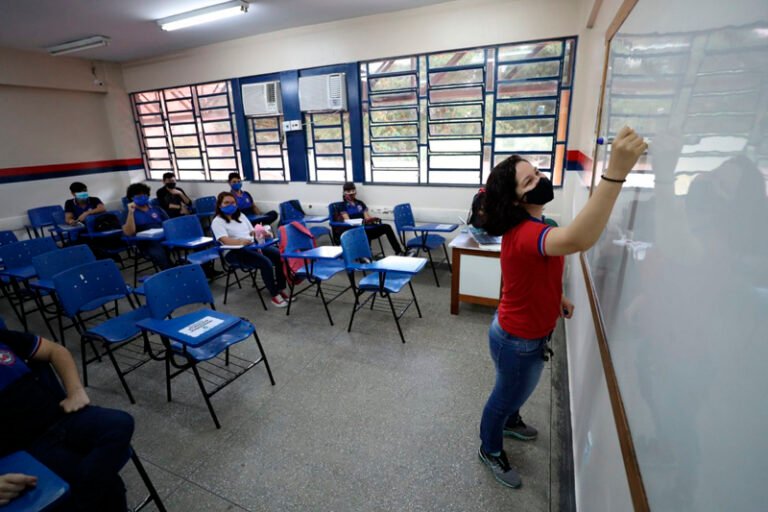 Governo anuncia testes em massa nos profissionais da educação