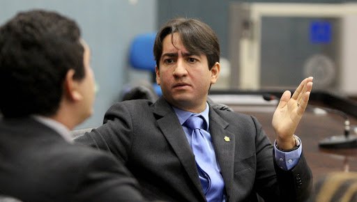 Com salário de R$ 15 mil, vereador reclama da falta de café e caldinho na Câmara
