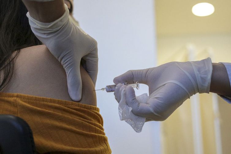 Governo cria grupo para coordenar vacinação contra covid-19