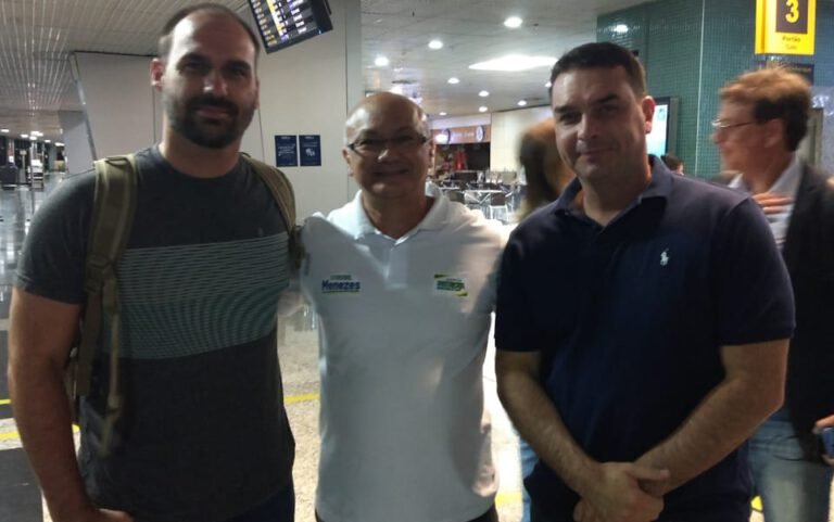 Eduardo e Flávio Bolsonaro chegam a Manaus e são recebidos por Coronel Menezes