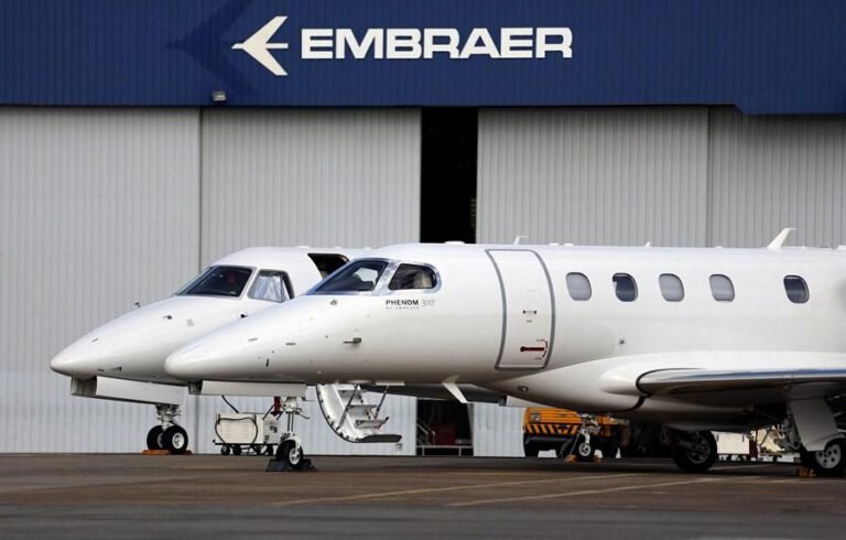Embraer demite funcionários