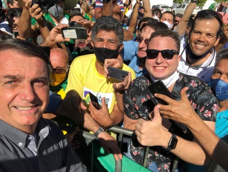 Vídeo: Bolsonaro é ovacionado e recebido por multidão na Bahia
