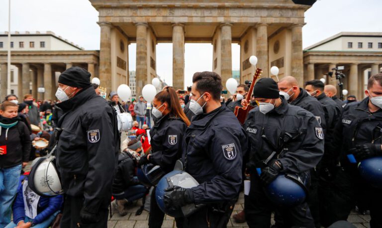 Berlim tem protestos contra planos de Merkel para conter coronavírus
