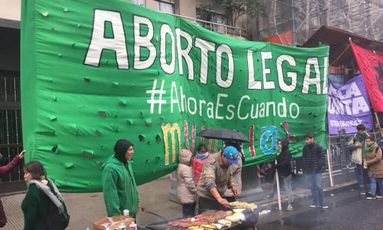 Câmara da Argentina aprova legalização do aborto; projeto vai ao Senado