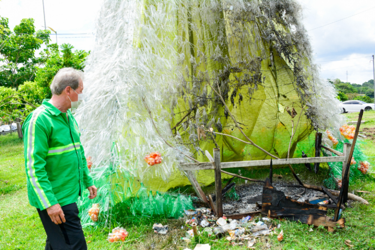 Arthur chama de ‘vandalismo’ queima de árvore de Natal durante protesto em Manaus