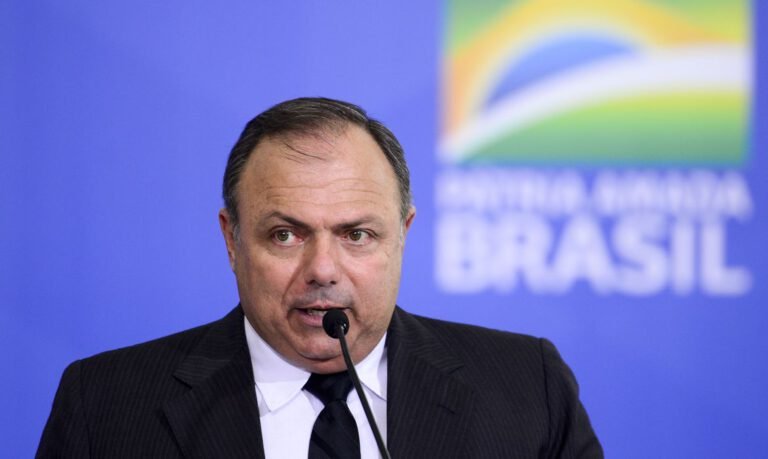 Brasil já garantiu 354 milhões de doses de vacina e campanha inicia ainda este mês; afirma Pazuello