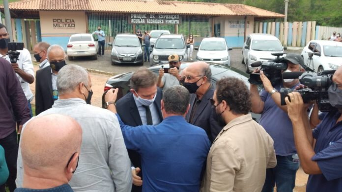 Crivella chegando no enterro da mãe
