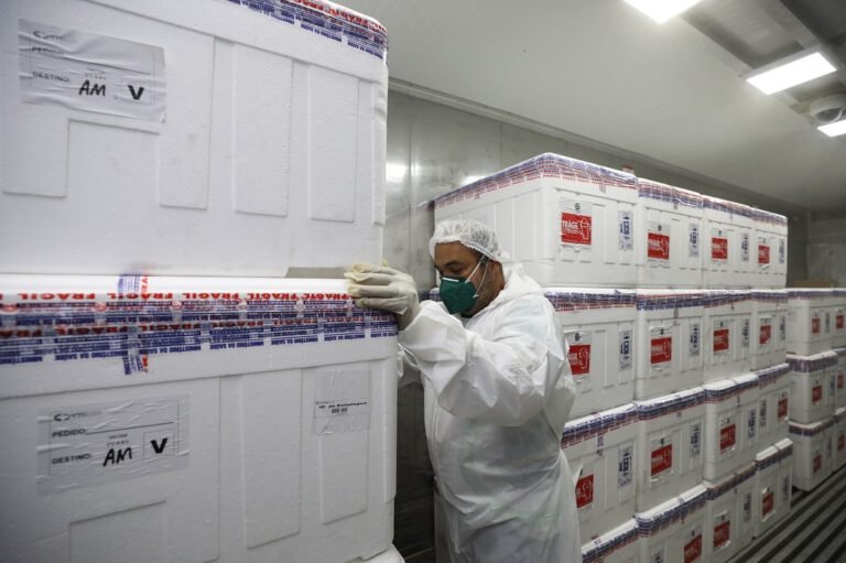 Governo já enviou 94.990 doses da vacina AstraZeneca para o interior do AM