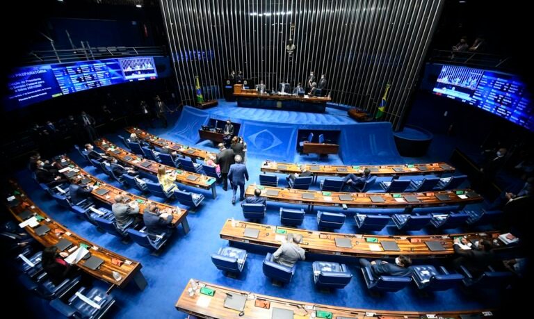 Começa sessão para escolha do novo presidente do Senado