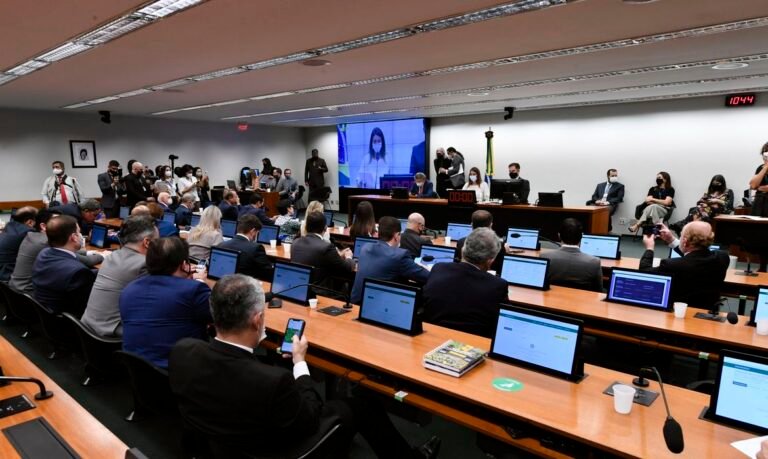 Flávia Arruda é eleita presidente da Comissão Mista de Orçamento