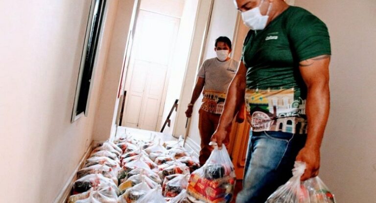 Governo do Estado realiza a entrega de 200 cestas básicas para classe artística do Amazonas