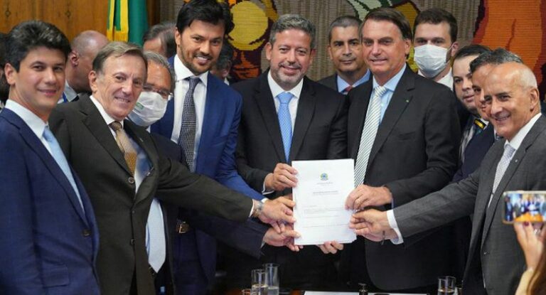 Bolsonaro entregou à Câmara PL que permite privatização dos Correios